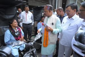 मुख्यमंत्री विष्णु देव साय मुख्यमंत्री निवास कार्यालय रायपुर में आयोजित जनदर्शन में आए लोगों से मुलाकात कर उनकी समस्याएं सुनते 5 1720077430 6a3f16c23f8f0bc9b49d