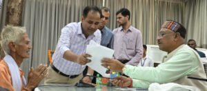 मुख्यमंत्री विष्णु देव साय मुख्यमंत्री निवास कार्यालय रायपुर में आयोजित जनदर्शन में आए लोगों से मुलाकात कर उनकी समस्याएं सुनते 2 1720077504 2577bb285b5249da96b6