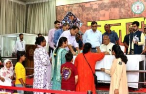 मुख्यमंत्री विष्णु देव साय मुख्यमंत्री निवास कार्यालय रायपुर में आयोजित जनदर्शन में आए लोगों से मुलाकात कर उनकी समस्याएं सुनते 4 1720077753 189fd1ff5cf49c9a6074