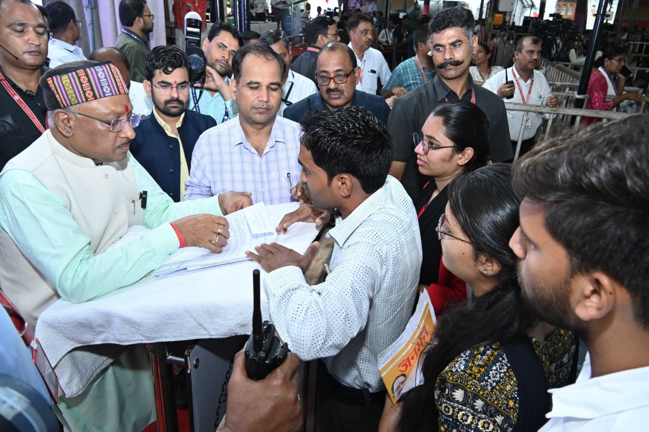 मुख्यमंत्री विष्णु देव साय मुख्यमंत्री निवास कार्यालय रायपुर में आयोजित जनदर्शन में आए लोगों से मुलाकात कर उनकी समस्याएं सुनते 1 1720080616 8d3452a75307f64eef61
