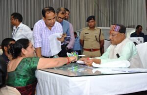 मुख्यमंत्री विष्णु देव साय मुख्यमंत्री निवास कार्यालय रायपुर में आयोजित जनदर्शन में आए लोगों से मुलाकात कर उनकी समस्याएं सुनते 9 1720083744 d1c2cfe0dbd97f200c12