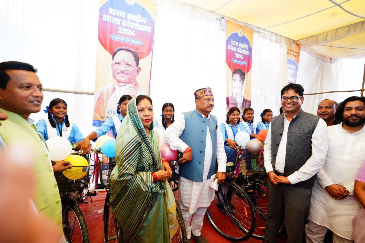 राज्य स्तरीय शाला प्रवेश उत्सव : जब मुख्यमंत्री से मिली साइकिल तो छात्राओं ने सामूहिक रूप से घंटी बजाकर जताया उत्साह 1 1720167606 4212dda930077dadb1b2
