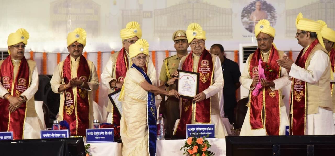 पंडित सुंदरलाल शर्मा मुक्त विश्वविद्यालय के छठवें दीक्षांत समारोह में शामिल हुए राज्यपाल एवं मुख्यमंत्री विष्णु देव साय, विद्यार्थियों को मिले स्वर्ण पदक एवं उपाधियां 1 1720267162 4efed6067d1e07a13ffc