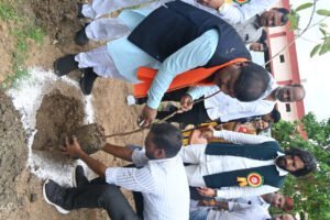 बच्चों में शिक्षा ग्रहण करने की अपार शक्ति, लगन और ईमानदारी से करें मां-बाप के सपनों को साकार: मंत्री केदार कश्यप 3 1720518379 77209ce13a7d628554ce