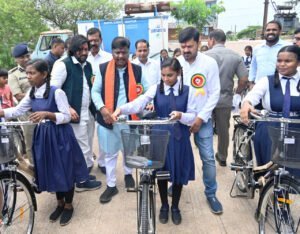 बच्चों में शिक्षा ग्रहण करने की अपार शक्ति, लगन और ईमानदारी से करें मां-बाप के सपनों को साकार: मंत्री केदार कश्यप 4 1720518395 c0bb81e1e0055bedd796