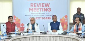 केंद्रीय विद्युत, आवास एवं शहरी मामलों के मंत्री मनोहर लाल और मुख्यमंत्री विष्णु देव साय मंत्रालय में ले रहे हैं समीक्षा बैठक 2 1720590322 71daa13b7997a241762a