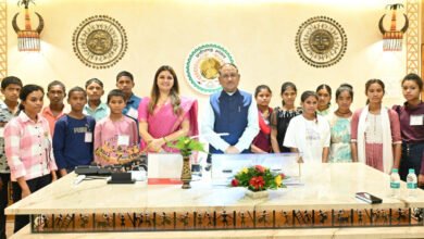 बाहपानी हादसे में मृत तेंदूपत्ता संग्राहकों के बच्चों ने देखी विधानसभा; मुख्यमंत्री ने बच्चों से पढ़ाई लिखाई और उनके गांव के बारे में पूछा 2 1721731997 99b5169f124a1508d728