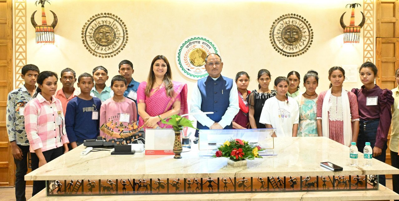 बाहपानी हादसे में मृत तेंदूपत्ता संग्राहकों के बच्चों ने देखी विधानसभा; मुख्यमंत्री ने बच्चों से पढ़ाई लिखाई और उनके गांव के बारे में पूछा 1 1721731997 99b5169f124a1508d728