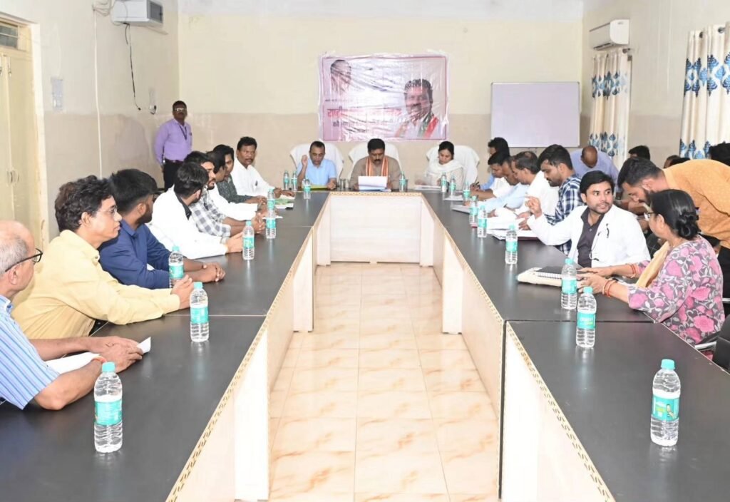 उपमुख्यमंत्री विजय शर्मा ने जिले के लिए प्रस्तावित मेडिकल कॉलेज स्थापना एवं मॉडल हॉस्पिटल के कार्ययोजना के लिए अधिकारियों की बैठक ली 2 1fef6cbb 8b95 41ea 8f24 2e4342627e89 1