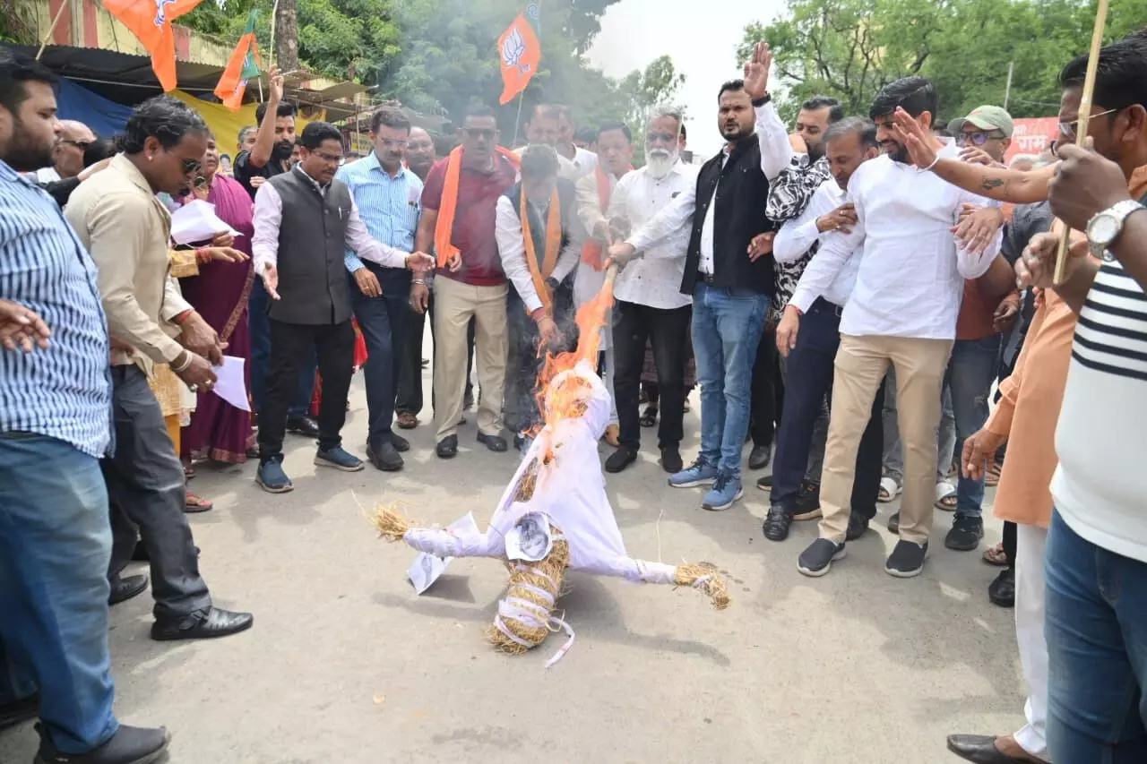 BJP ने जगदलपुर में राहुल गांधी का पुतला फूंका 1 3837191 untitled 40 copy 1