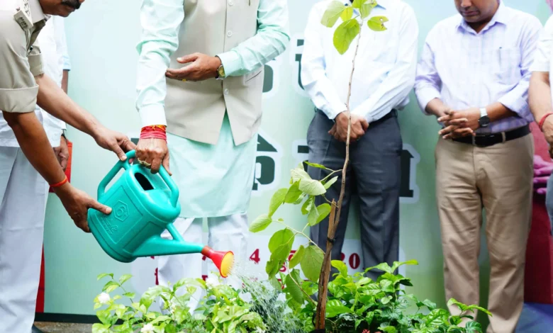 एक पेड़ मां के नाम अभियान : मुख्यमंत्री विष्णुदेव साय ने अपने निवास परिसर में लगाया दहीमन का पौधा 1 3841567 untitled 18 copy