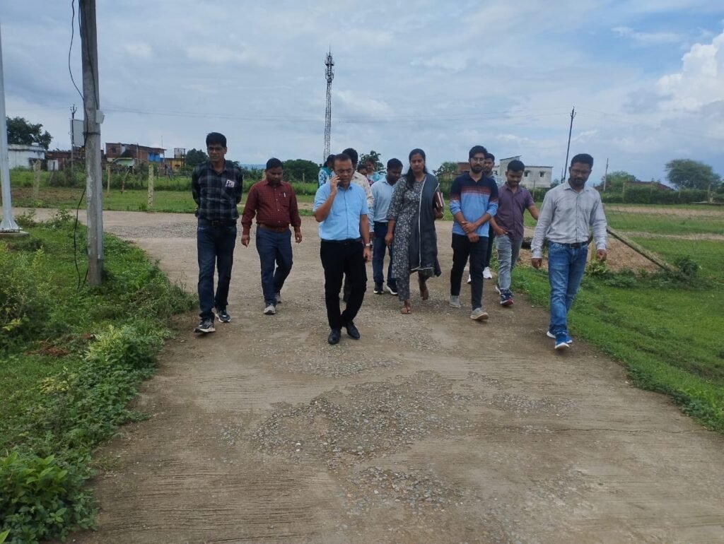 कलेक्टर ने आवासीय विद्यालय के अतिरिक्त कक्ष निर्माण कार्यों में प्रगति नही होने पर ठेकेदार के विरूद्ध ब्लैक लिस्टेट करने और सही मॉनिटरिंग नहीं करने पर इंजीनियर के काम-काज पर कड़ी नाराजगी जताई 2 5b1890a9 874d 46eb b61b 5d487411b9ec 1