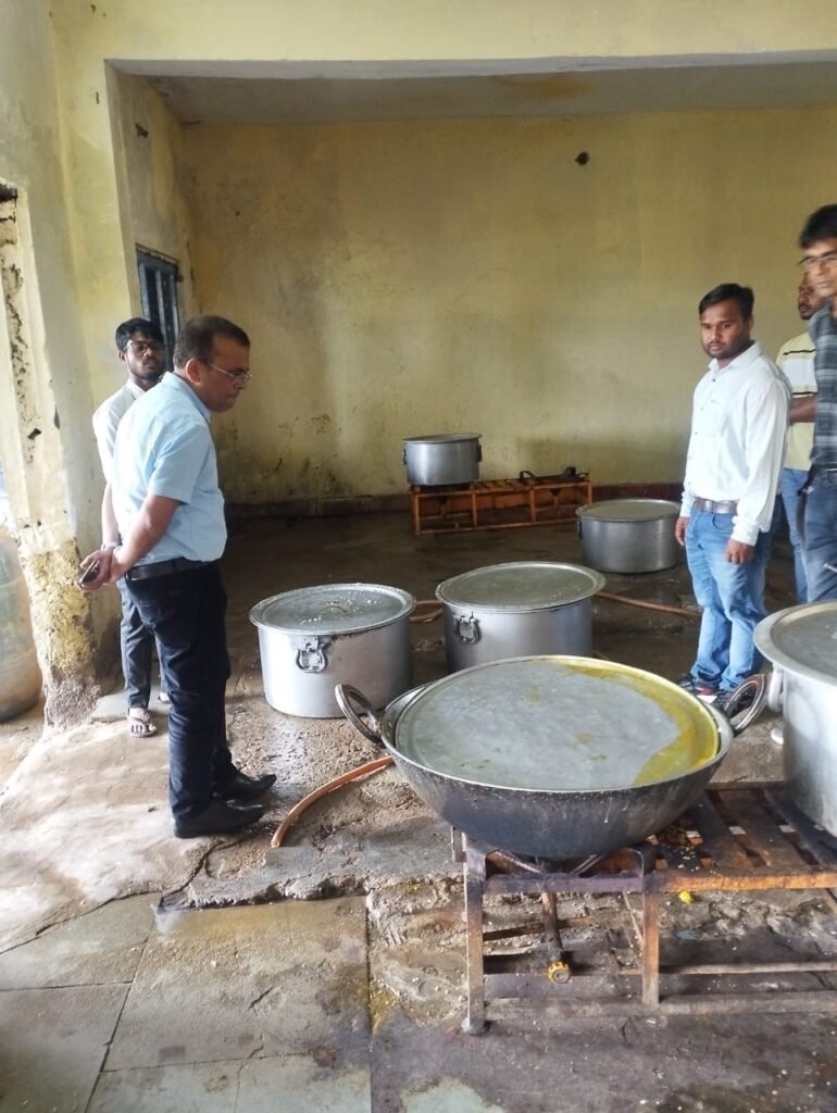 कलेक्टर ने आवासीय विद्यालय के अतिरिक्त कक्ष निर्माण कार्यों में प्रगति नही होने पर ठेकेदार के विरूद्ध ब्लैक लिस्टेट करने और सही मॉनिटरिंग नहीं करने पर इंजीनियर के काम-काज पर कड़ी नाराजगी जताई 5 62cfe570 3ac2 4492 9bdb 9a5e5a2dcf14 1