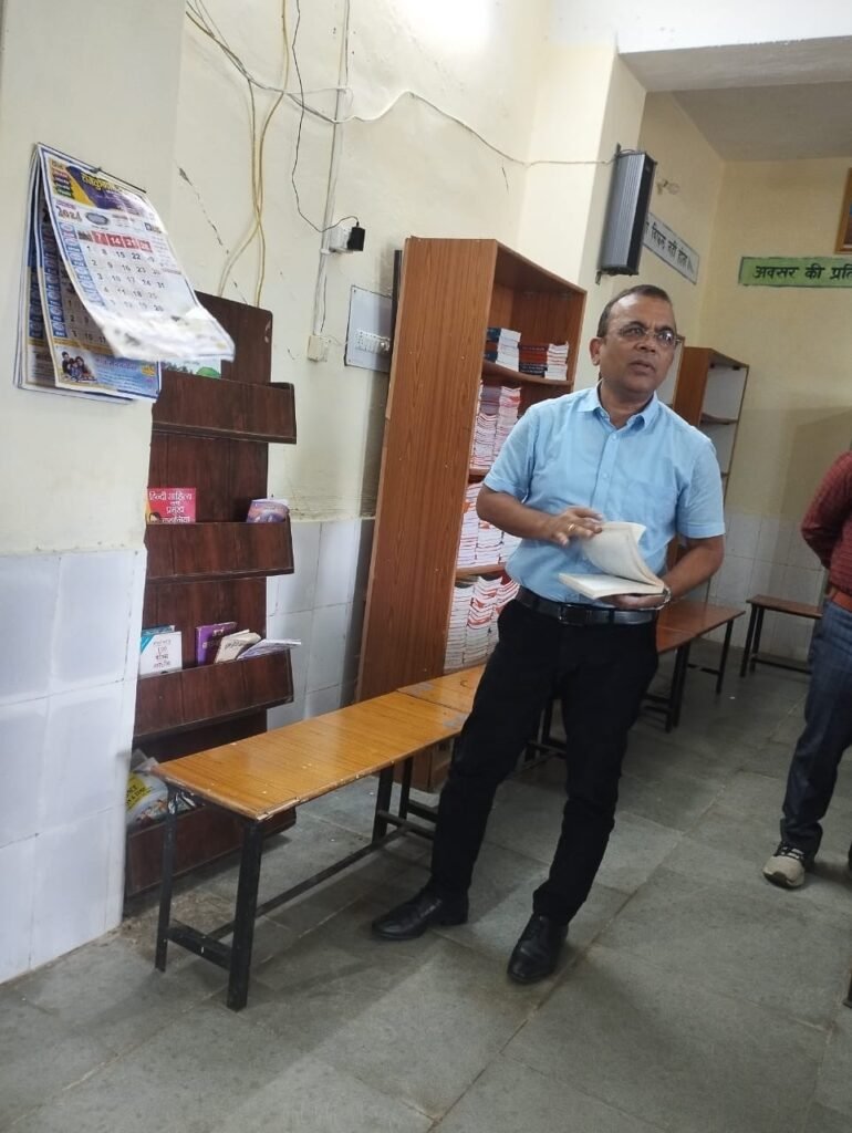 कलेक्टर ने आवासीय विद्यालय के अतिरिक्त कक्ष निर्माण कार्यों में प्रगति नही होने पर ठेकेदार के विरूद्ध ब्लैक लिस्टेट करने और सही मॉनिटरिंग नहीं करने पर इंजीनियर के काम-काज पर कड़ी नाराजगी जताई 3 98af3d5a 7e5d 4173 98f9 ab781b732799 1
