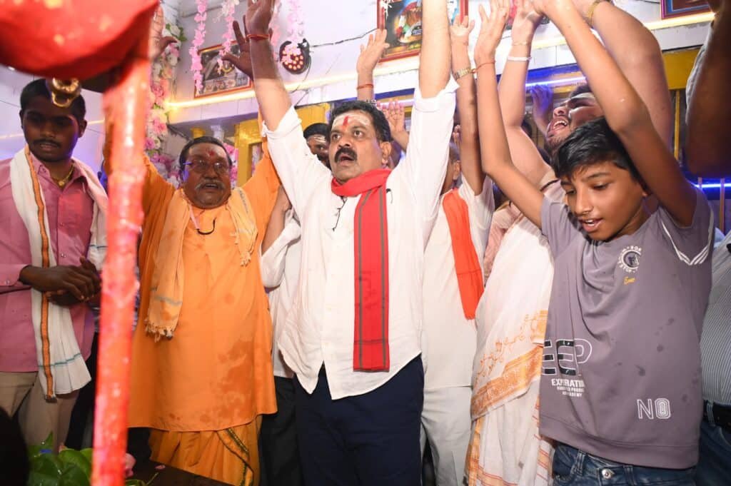 प्रदेश के उपमुख्यमंत्री विजय शर्मा ने भगवा झंडा दिखा कर कवर्धा से भोरमदेव मंदिर तक पद यात्रा का शुभारंभ किया और भगवा ध्वज लेकर पदयात्र में शामिल हुए 3 a377db45 be7e 45d4 aed1 ed6b2aa1917f 1