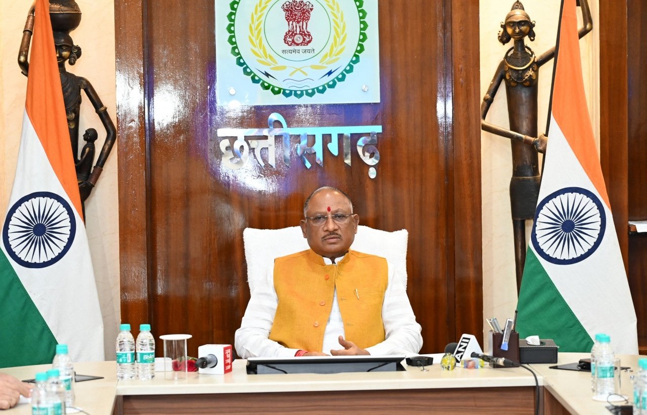 मुख्यमंत्री विष्णु देव साय आज अपने निवास कार्यालय में शिक्षा विभाग के कार्यों की कर रहे हैं समीक्षा 1 img 6567 1