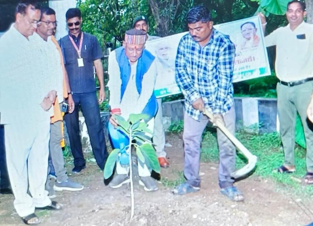मुख्यमंत्री ने सर्किट हॉउस कसडोल में लगाया बरगद का पौधा 2 img 7064 1