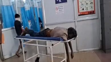 जिला अस्पताल में: बुखार से तड़प रहा मरीज नहीं मिला इलाज, हालत नाजुक 16 img 7088 1