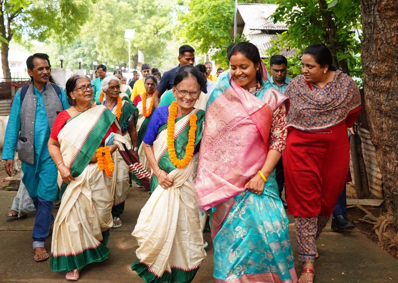बुजुर्गों ने जताई थी राजिम दर्शन की इच्छा, मंत्री लक्ष्मी राजवाड़े स्वयं लेकर गई राजीव लोचन के दर्शन कराने 1 img 7099 1