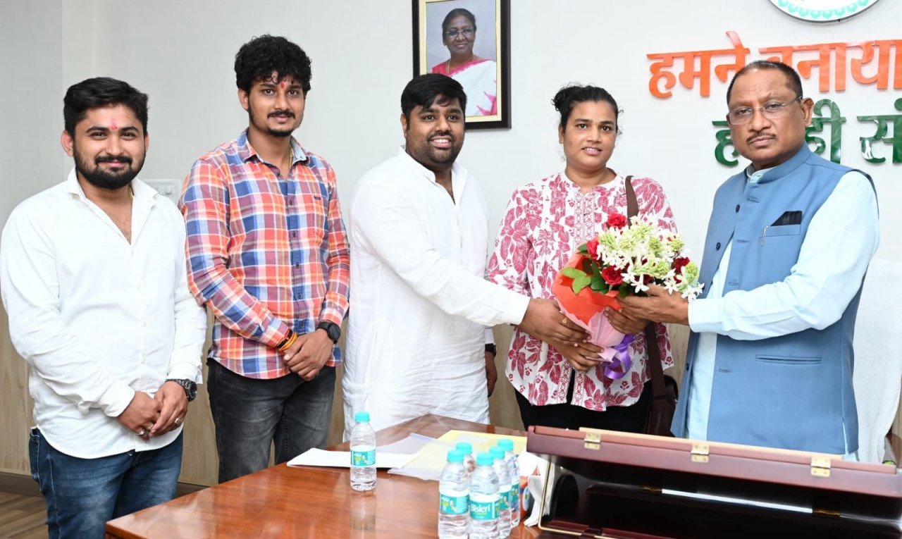 मुख्यमंत्री श्री साय से पर्वतारोही निशु सिंह ने की सौजन्य मुलाकात 1 img 7125 1