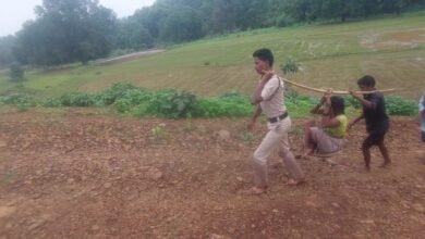 पुलिस के जवान ने पेश की मानवता की मिसाल : प्रसव पीड़ा के दर्द से तड़पती महिला को कांवर से उठाकर पहुंचाया अस्पताल 9 img 7138 1