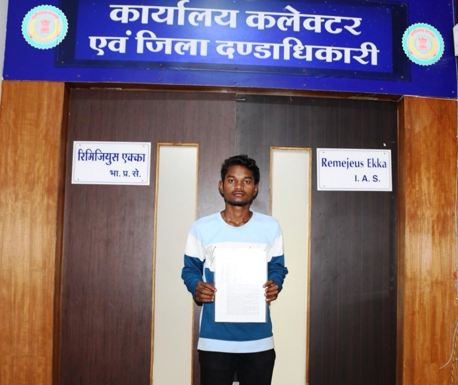 जिला प्रशासन के त्वरित कार्यवाही से शत्रुघ्न को मिली अनुकंपा नियुक्ति 1 img 7142 1