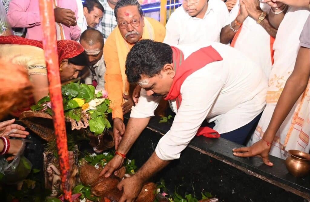 प्रदेश के उपमुख्यमंत्री विजय शर्मा ने भगवा झंडा दिखा कर कवर्धा से भोरमदेव मंदिर तक पद यात्रा का शुभारंभ किया और भगवा ध्वज लेकर पदयात्र में शामिल हुए 2 img 7435 1