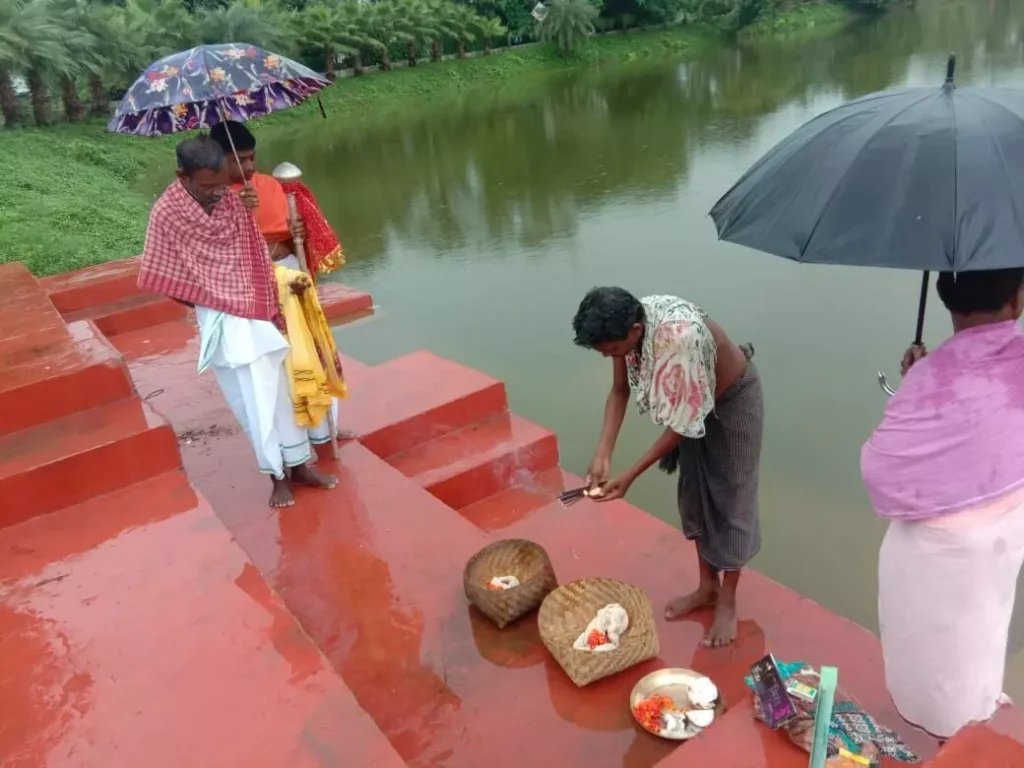 800 साल पुरानी परंपरा: दंतेश्वरी मंदिर में कच्चे सूत की राखी चढ़ाकर मनाया गया 'राखी तिहार' 2 दंतेवाड़ा के दंतेश्वरी मंदिर में रक्षाबंधन के अवसर पर मां दंतेश्वरी को कच्चे सूत से बनी राखी चढ़ाते हुए सेवादार और भक्त।