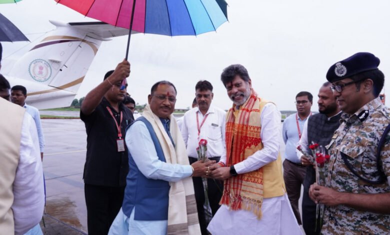 मुख्यमंत्री विष्णुदेव साय पहुँचे बस्तर, एयरपोर्ट में भाजपा प्रदेश अध्यक्ष सहित नेताओं और अधिकारियों ने किया स्वागत