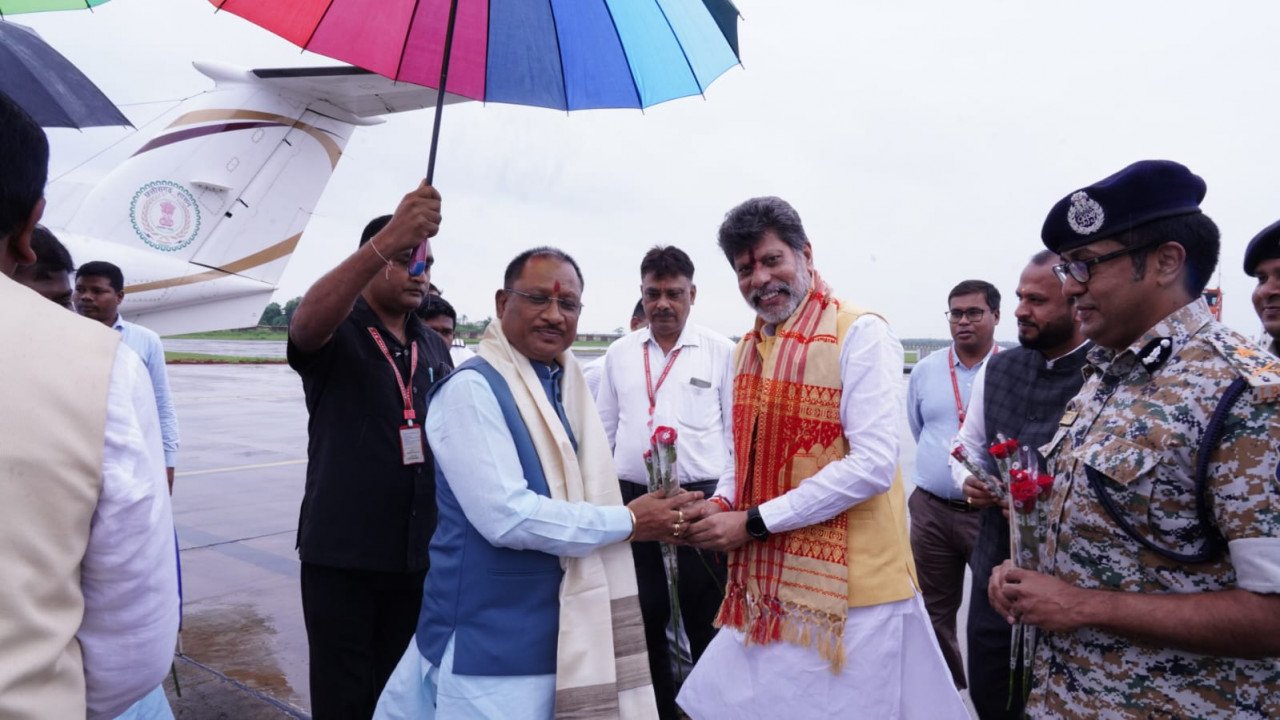 मुख्यमंत्री विष्णुदेव साय पहुँचे बस्तर, एयरपोर्ट में भाजपा प्रदेश अध्यक्ष सहित नेताओं और अधिकारियों ने किया स्वागत