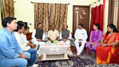 उप मुख्यमंत्री श्री अरुण साव पहुंचे शहीद भरत साहू के घर, परिजनों से मिलकर बंधाया ढांढस