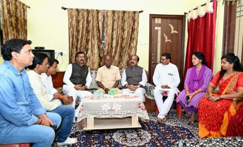 उप मुख्यमंत्री श्री अरुण साव पहुंचे शहीद भरत साहू के घर, परिजनों से मिलकर बंधाया ढांढस