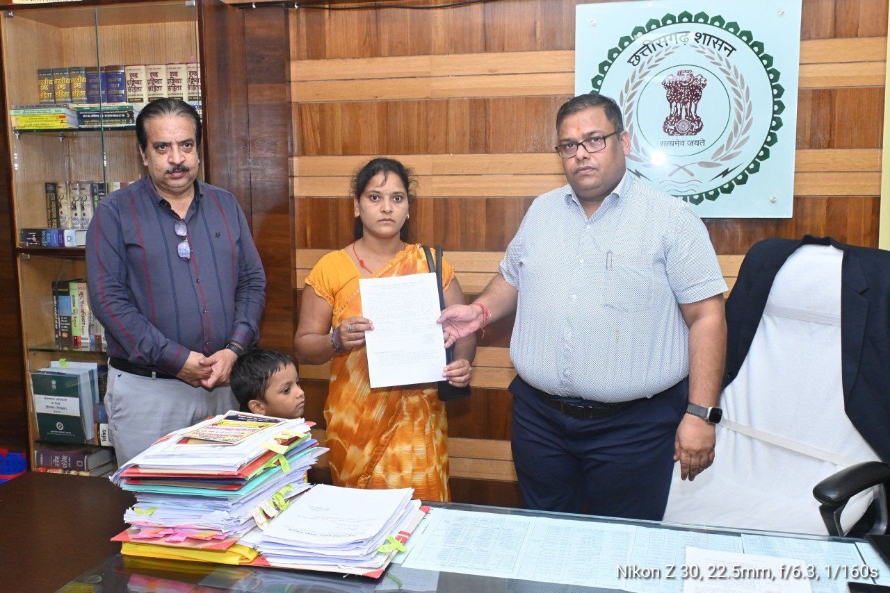 रायपुर : मुख्यमंत्री विष्णु देव साय की संवेदनशील पहल से पुनः 2 लोगों को मिली अनुकंपा नियुक्ति 1 1723276906 8437cc341690ff454242