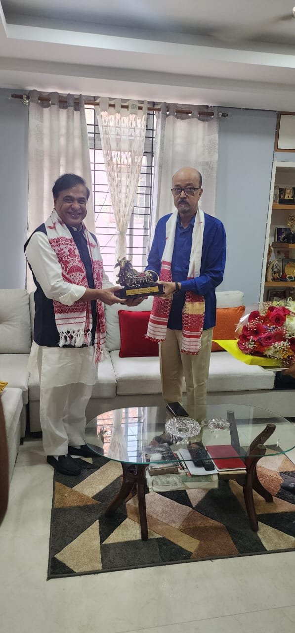 राज्यपाल रमेन डेका से असम के मुख्यमंत्री हिमंत बिस्वा सरमा ने की सौजन्य मुलाकात 1 1723447465 fc894655f6c57a4d756e