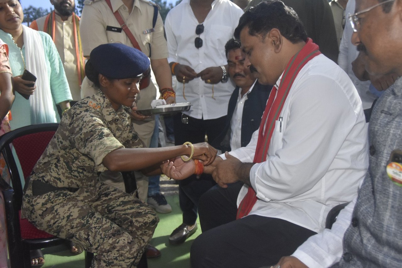 लोन वर्राटु हब में आत्मसमर्पित नक्सलियों से उपमुख्यमंत्री विजय शर्मा ने किया मुलाकात, परिवार की बहनों ने बांधी राखी 1 1723802433 056bd747d0c26296487e