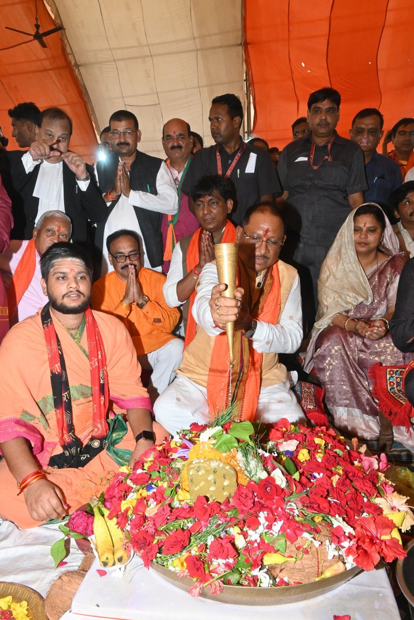मुख्यमंत्री विष्णु देव साय रूद्रामहाभिषेक हवन में हुए शामिल, प्रदेशवासियों के सुख-शांति-समृद्धि की कामना की