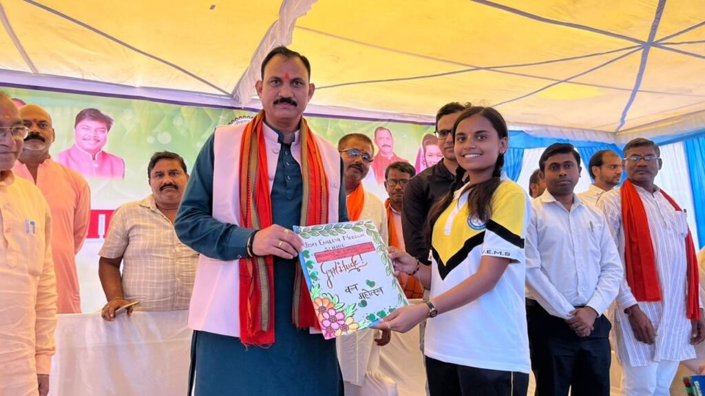 जिला कलेक्टर कार्यालय में 'एक पेड़ मां के नाम' अभियान के तहत वन महोत्सव का आयोजन, मियावाकी पद्धति से शुरू हुआ वृक्षारोपण 2 जिला कलेक्टर कार्यालय में 'एक पेड़ मां के नाम' अभियान के तहत वन महोत्सव का आयोजन, मियावाकी पद्धति से शुरू हुआ वृक्षारोपण