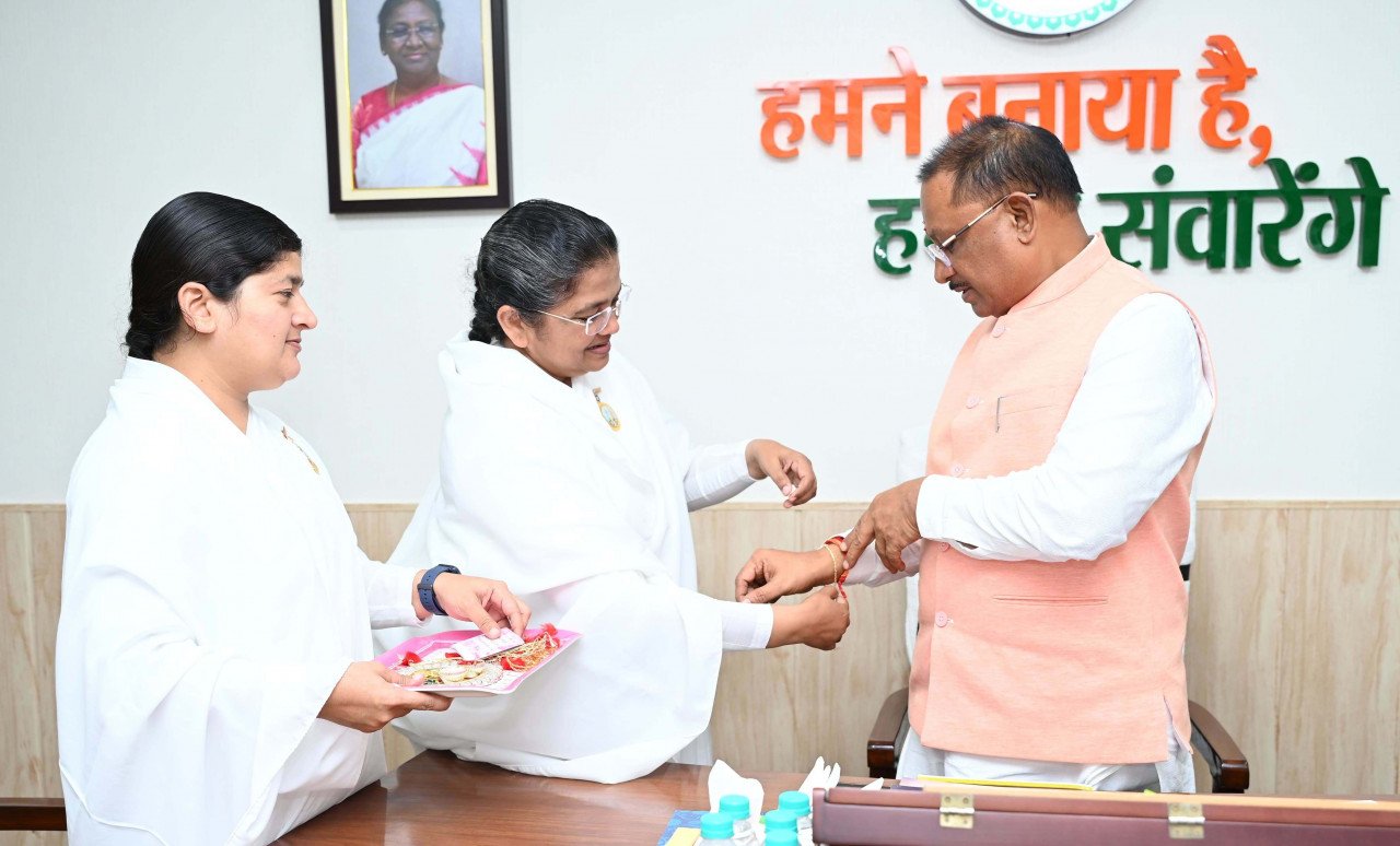 मुख्यमंत्री विष्णु देव साय को ब्रह्मकुमारी बहनों ने रक्षाबंधन पर बांधी राखी 1 मुख्यमंत्री विष्णु देव साय को ब्रह्मकुमारी बहनों ने रक्षाबंधन पर बांधी राखी