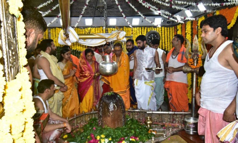 मुख्यमंत्री श्री विष्णु देव साय ने सावन के अंतिम सोमवार पर उज्जैन में सपरिवार महाकालेश्वर के किए दर्शन