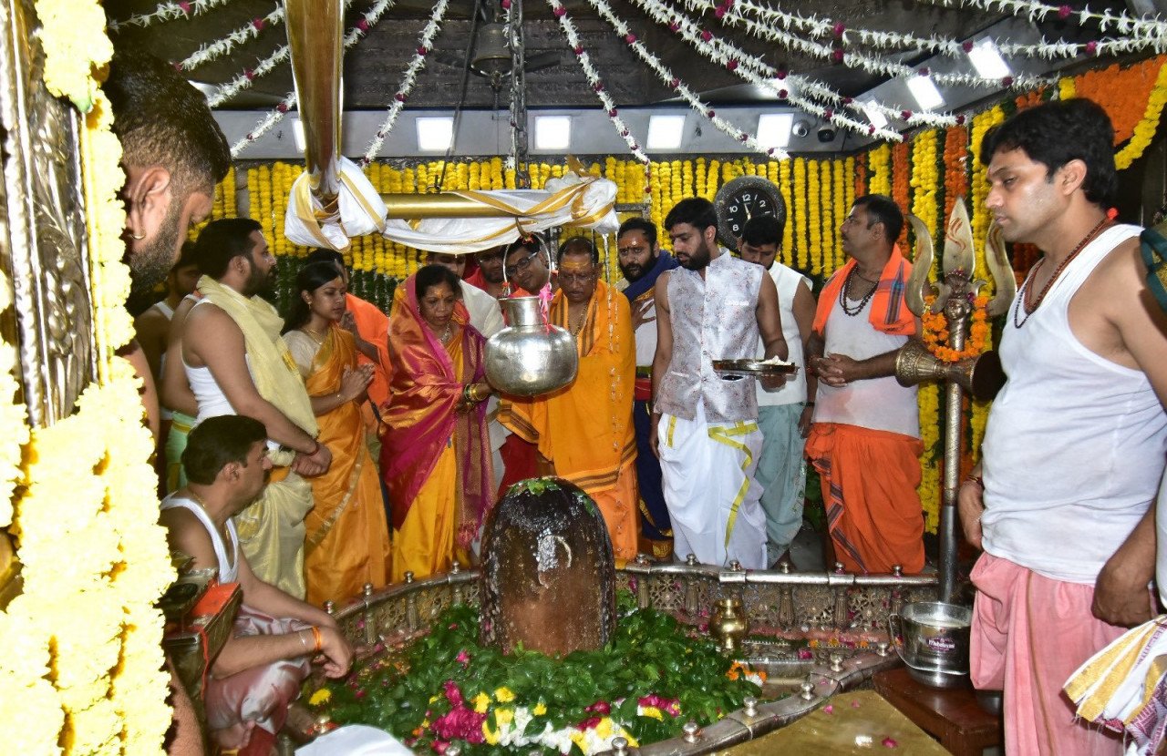मुख्यमंत्री श्री विष्णु देव साय ने सावन के अंतिम सोमवार पर उज्जैन में सपरिवार महाकालेश्वर के किए दर्शन