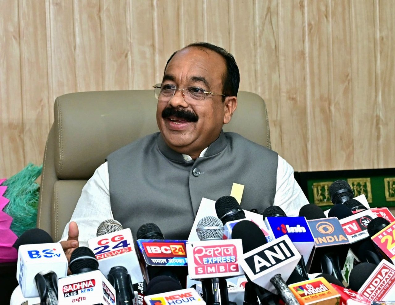 नगरीय प्रशासन के कार्यों पर उप मुख्यमंत्री अरुण साव का प्रेसवार्ता: विकास योजनाओं की दी जानकारी