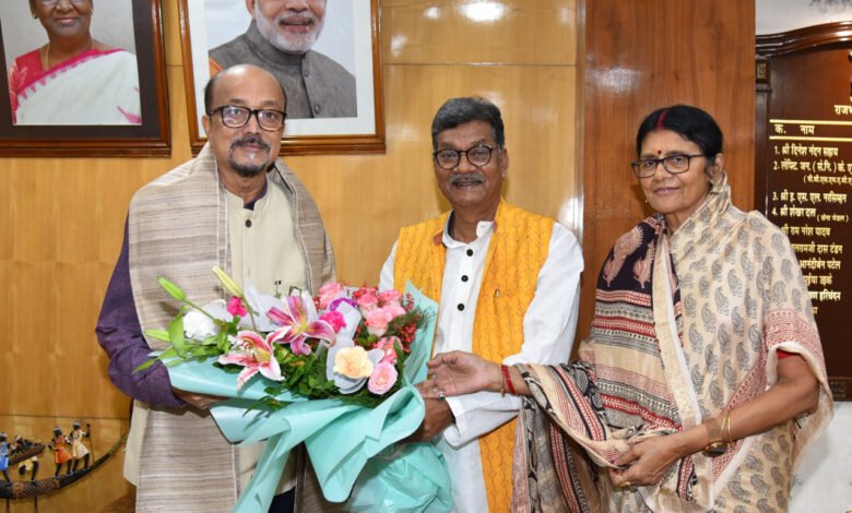 राज्यपाल रमेन डेका से विधानसभा नेता प्रतिपक्ष डॉ. चरण दास महंत की मुलाकात