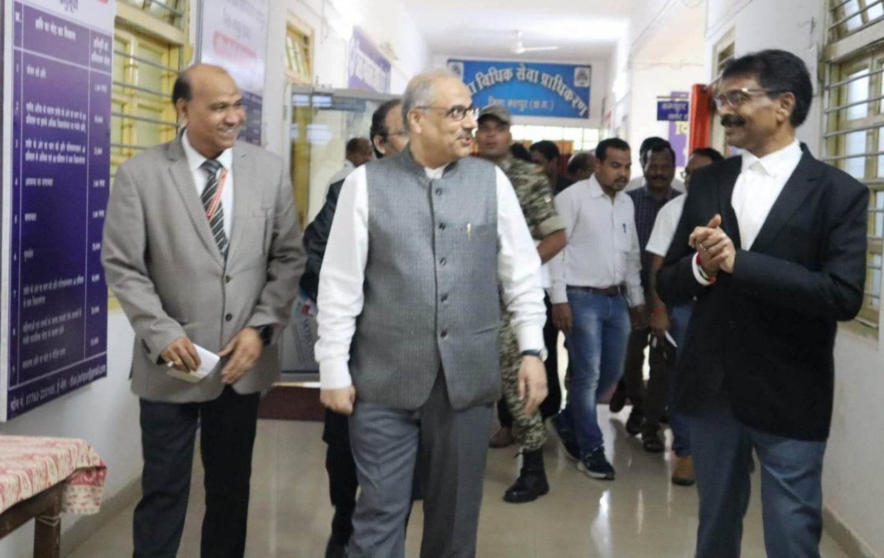 छत्तीसगढ़ उच्च न्यायालय के मुख्य न्यायाधिपति रमेश सिन्हा ने जशपुर जिला एवं सत्र न्यायालय का किया निरीक्षण 1 छत्तीसगढ़ उच्च न्यायालय के मुख्य न्यायाधिपति रमेश सिन्हा ने जशपुर जिला एवं सत्र न्यायालय का किया निरीक्षण