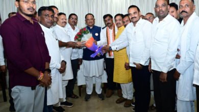 मुख्यमंत्री से चंद्रनॉहू कुर्मी क्षत्रीय समाज के प्रतिनिधिमंडल ने की मुलाकात, वार्षिक केंद्रीय अधिवेशन में शामिल होने का दिया आमंत्रण 1 मुख्यमंत्री से चंद्रनॉहू कुर्मी क्षत्रीय समाज के प्रतिनिधिमंडल ने की मुलाकात