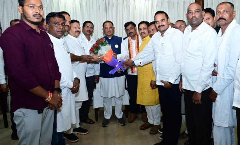 मुख्यमंत्री से चंद्रनॉहू कुर्मी क्षत्रीय समाज के प्रतिनिधिमंडल ने की मुलाकात