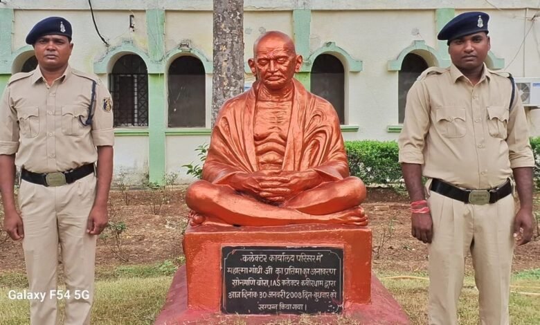 कबीरधाम पुलिस में शामिल हुए दो पूर्व नक्सली, समाज की रक्षा के लिए बने रक्षक