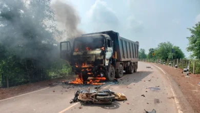 रायपुर में हाईवा की टक्कर से एक स्कूली छात्र की मौत, दूसरा गंभीर घायल; ग्रामीणों ने हाईवा को आग लगाई 1 रायपुर में हाईवा की टक्कर से एक स्कूली छात्र की मौत, दूसरा गंभीर घायल; ग्रामीणों ने हाईवा को आग लगाई