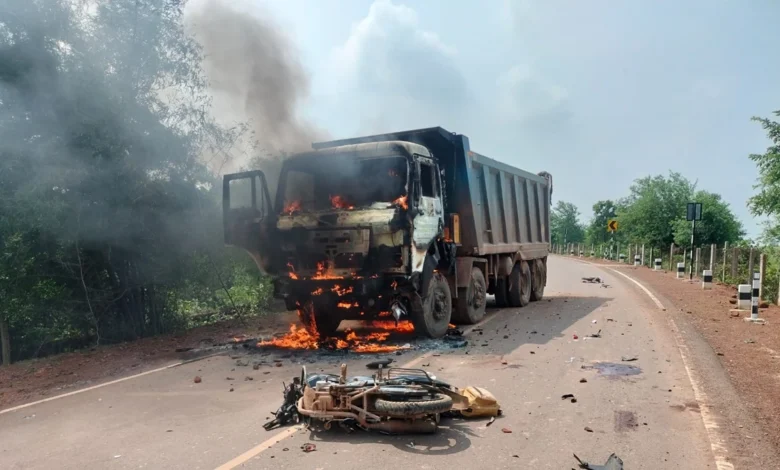 रायपुर में हाईवा की टक्कर से एक स्कूली छात्र की मौत, दूसरा गंभीर घायल; ग्रामीणों ने हाईवा को आग लगाई