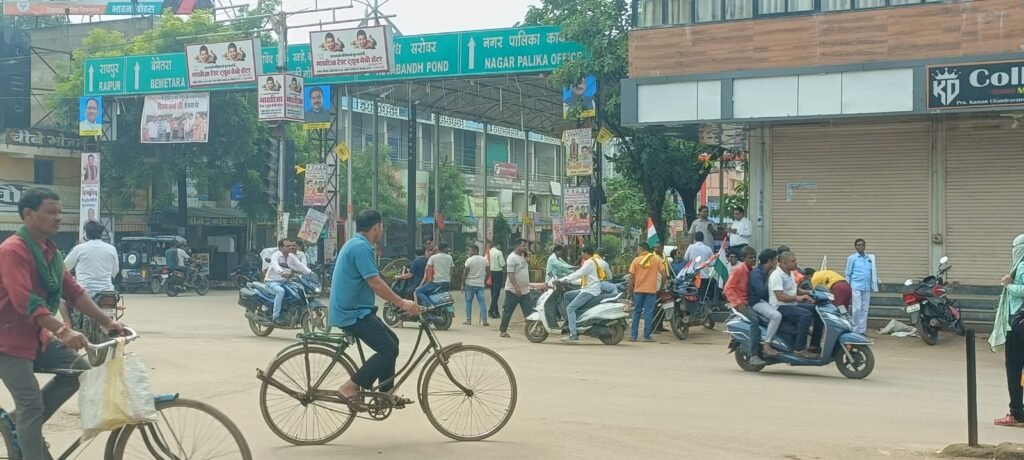 भारत बंद के दौरान छत्तीसगढ़ में मिला-जुला असर, कवर्धा और बस्तर में सड़कों पर उतरे लोग 2 भारत बंद