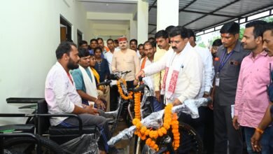 उपमुख्यमंत्री विजय शर्मा ने दिव्यांगजनों को बैटरी चलित मोटराइज्ड ट्रायसायकल और व्हील चेयर किया वितरण 7 2826dac1 1085 4da9 8b8d 1bd4698f9554 1